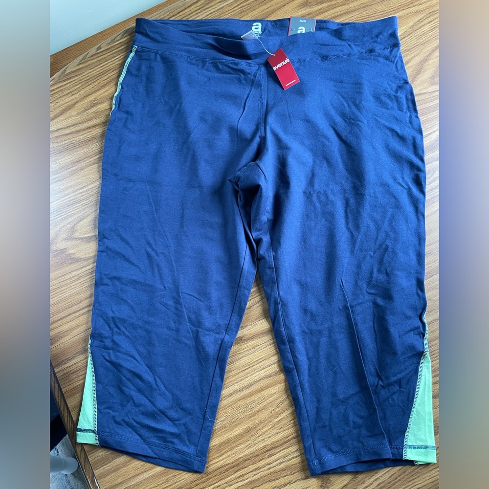 NWT, Avenue, 22/24, Capri, workout leggings. Spring, summer, fitness, athletic